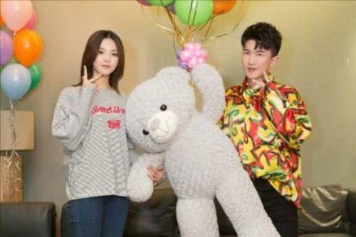 娱乐吃瓜背景视频,吃瓜群众背后的故事  第3张